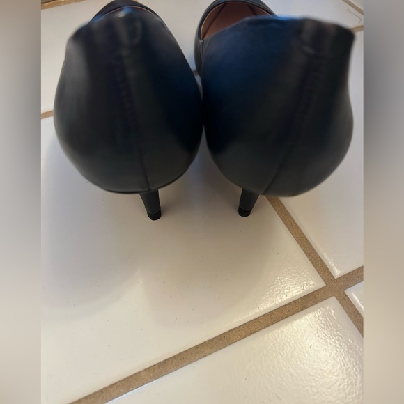 Womens leather navy blue Vince Camuto, size 8 - Picture 6 of 7